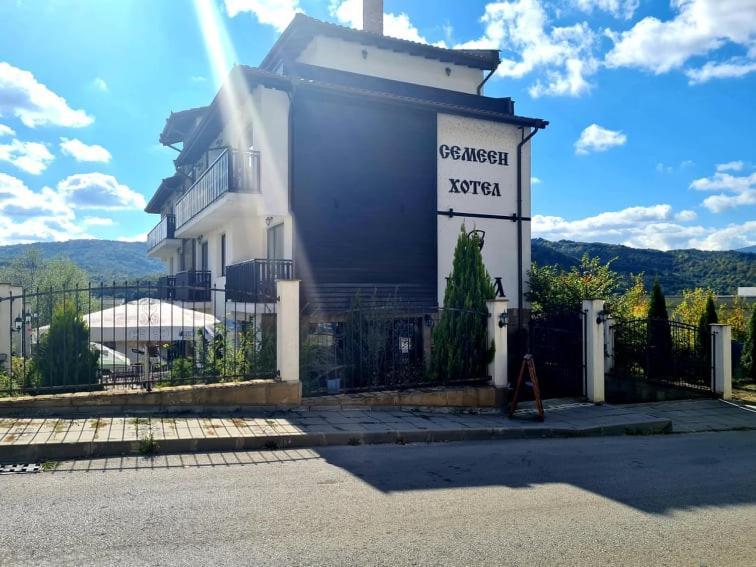 Family Hotel Bela Trjavna Kültér fotó