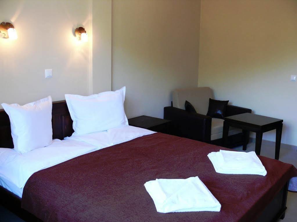 Family Hotel Bela Trjavna Kültér fotó